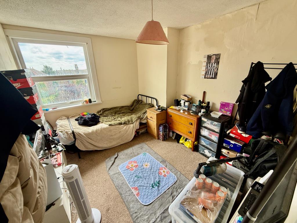 Lot: 18 - MIXED USE PROPERTY WITH PLANNING FOR ADDITIONAL MAISONETTE TO REAR - Bedroom two